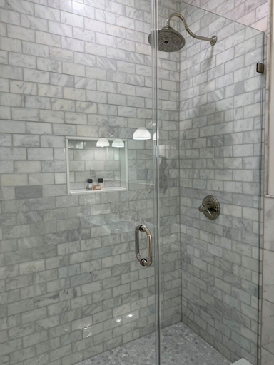 Bathroom shower, Hotel Everett, Fairfield