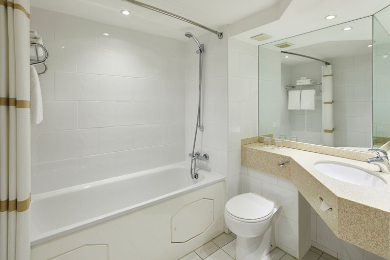 Bathroom 4, The Aberdeen Dyce Hotel, Aberdeen