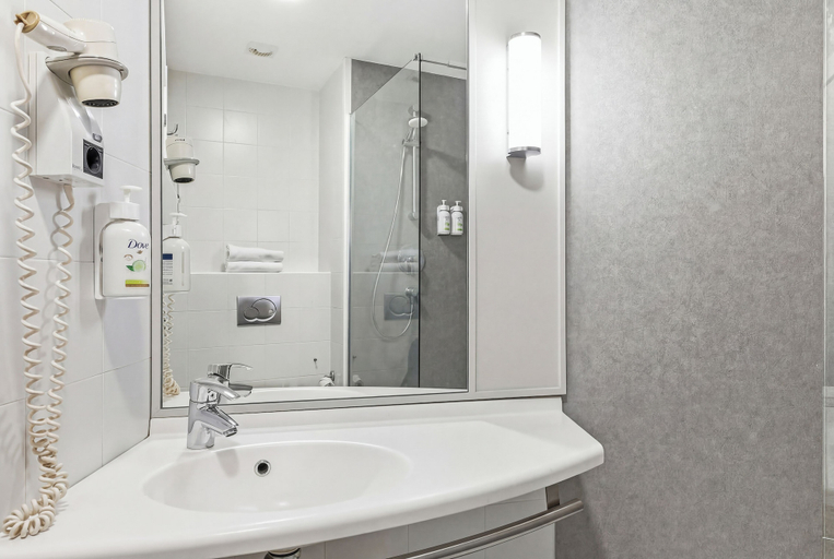 Bathroom 5, B&B Hotel Barcelona Mataró, Barcelona