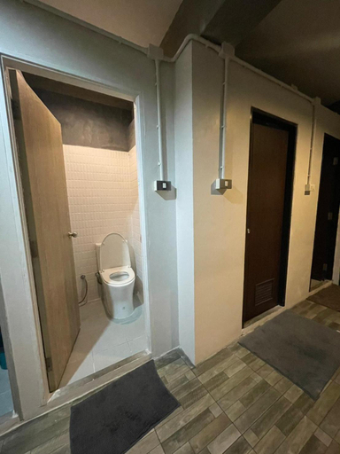 Bathroom 2, Brio Cafe and Hostel, Khlong San