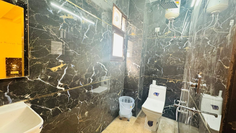 Bathroom 4, Vaayu Homestay, Delhi