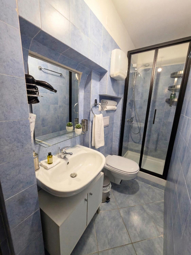 Bathroom 2, La Piazza B&B, Lecco
