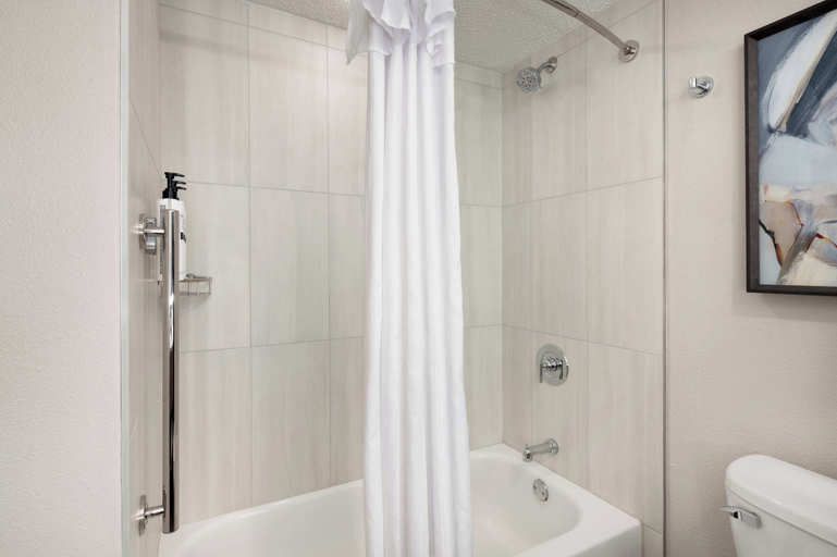 Bathroom 4, Embassy Suites by Hilton Lexington/UK Coldstream, Fayette