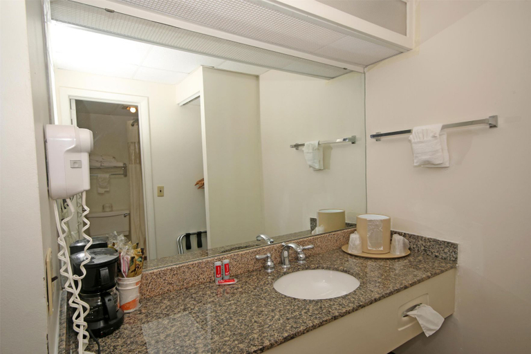 Bathroom, Knights Inn Pilot Mountain, Surry