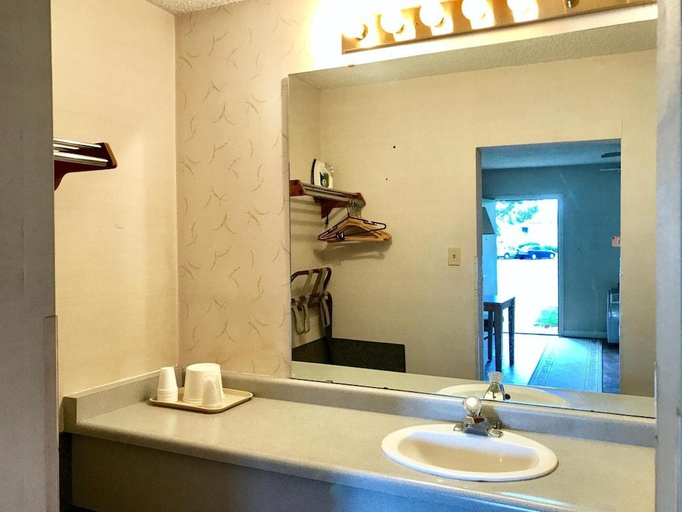 Bathroom 2, Appletree Inn, Sevier