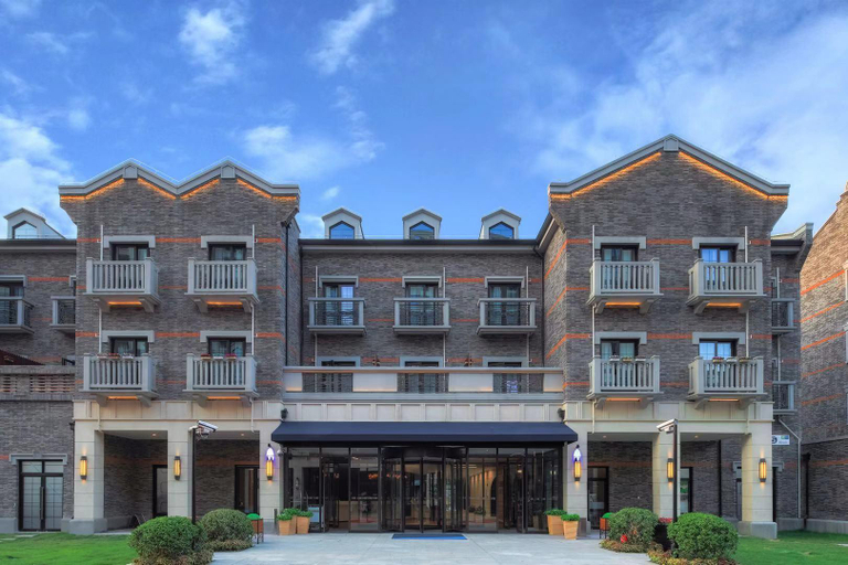 Exterior & Views