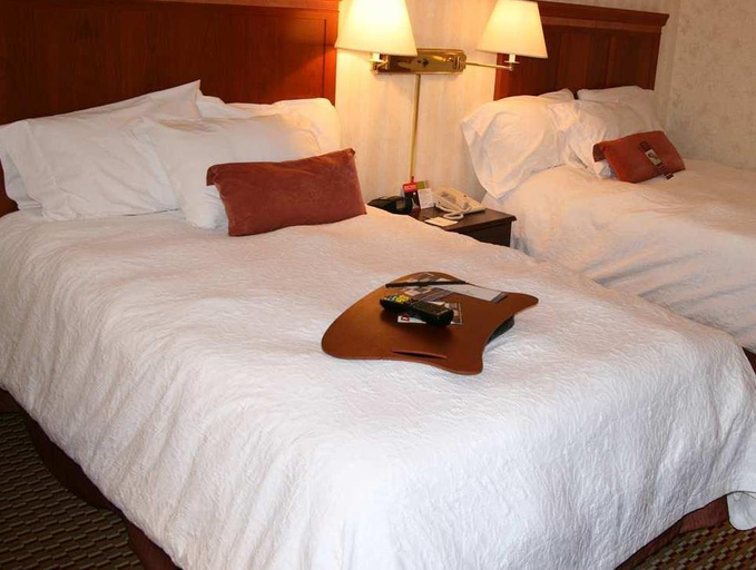 Bedroom 3, Hampton Inn & Suites Springdale, Washington