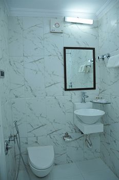 Bathroom 3, Clubhouse Nami Residency by CheckIn, Ahmedabad, Ahmadabad