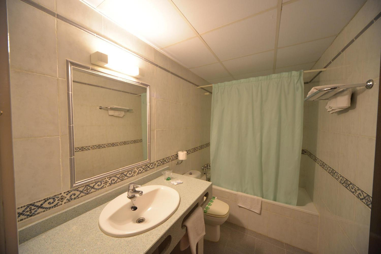 Bathroom 4, BLUESEA Copacabana, Girona