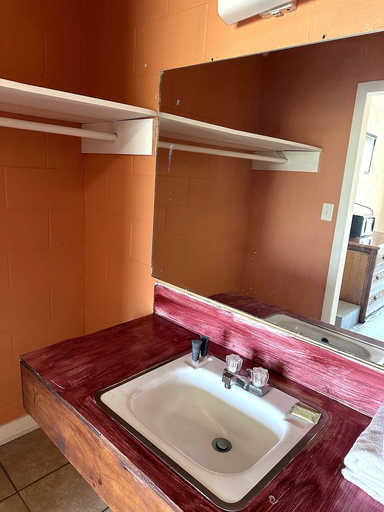 Bathroom 2, Budget Motel, Dillon