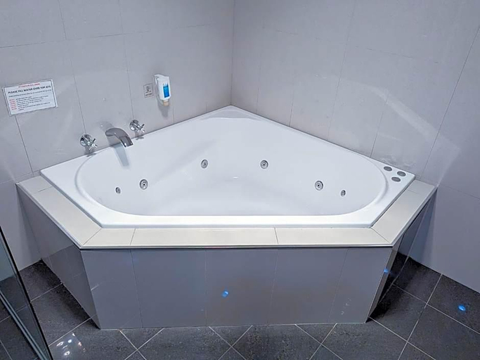 Bathroom 3, Arkana Motor Inn & Terrace Apartments, Mount Gambier