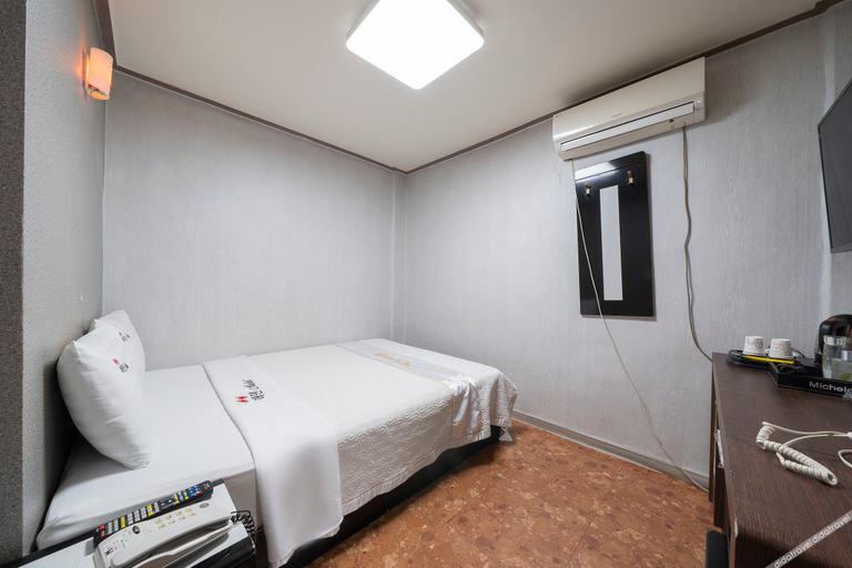 Bedroom 4, Jamsil Hive, Songpa