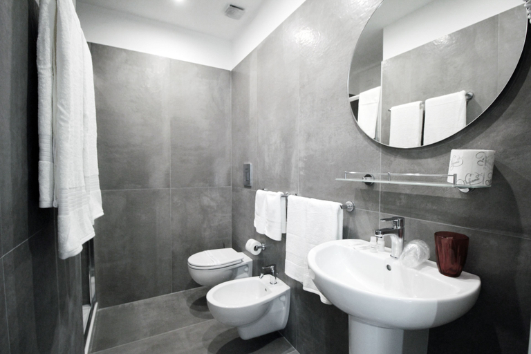 Bathroom 4, Piazza Carità, Napoli