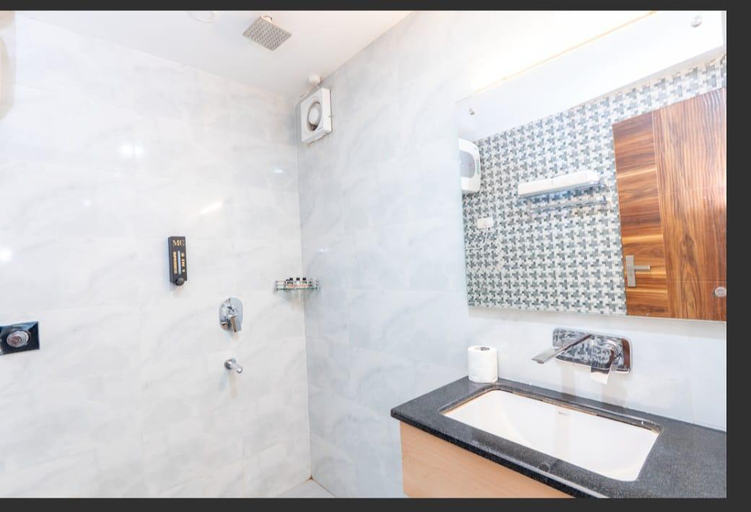 Bathroom 4, Everest Hotel Manali, Kullu