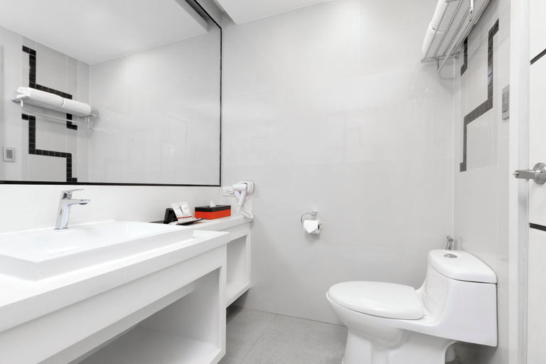 Bathroom 4, Summit Hotel Magnolia, Quezon City