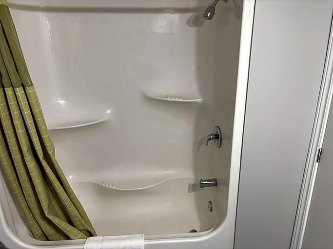 Bathroom 4, Seven Oakes Motel, Frontenac