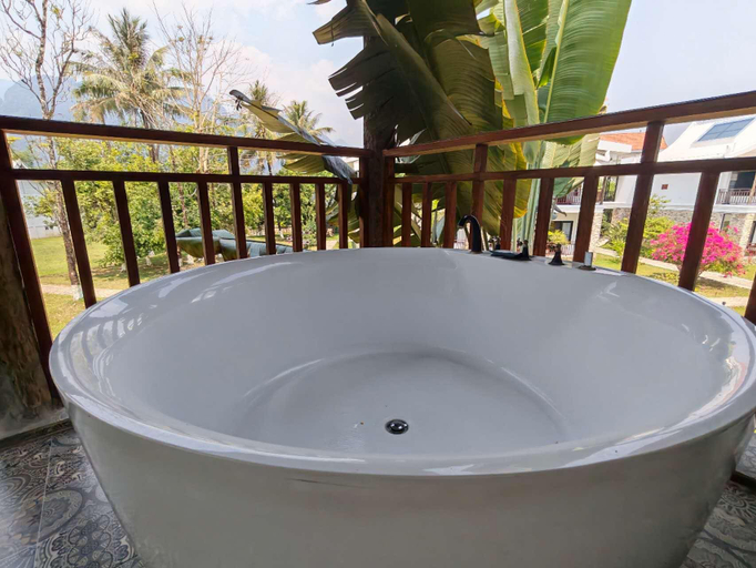 Bathroom, LARNG YAY  Riverview Resort Hotel, Vangvieng
