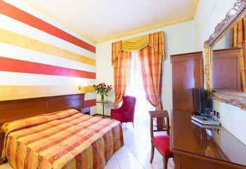 Others 5, Hotel Londra, Alessandria