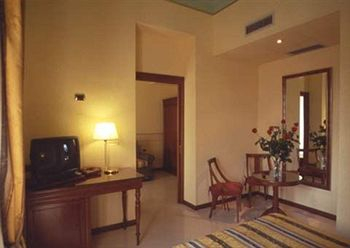Others 2, Hotel Londra, Alessandria