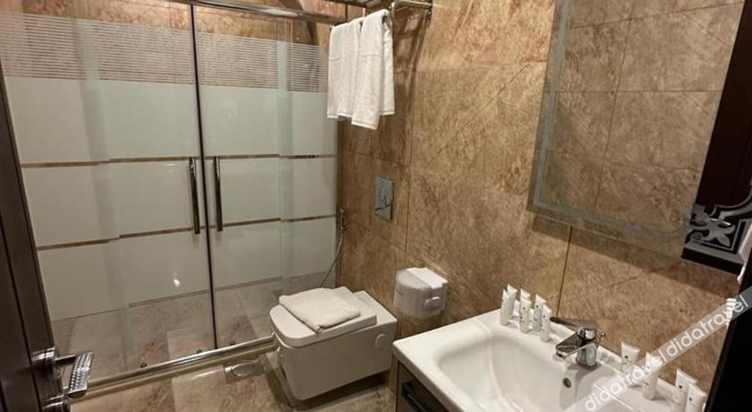 Bathroom 5, Shaqilath Hotel, Wadi Musa