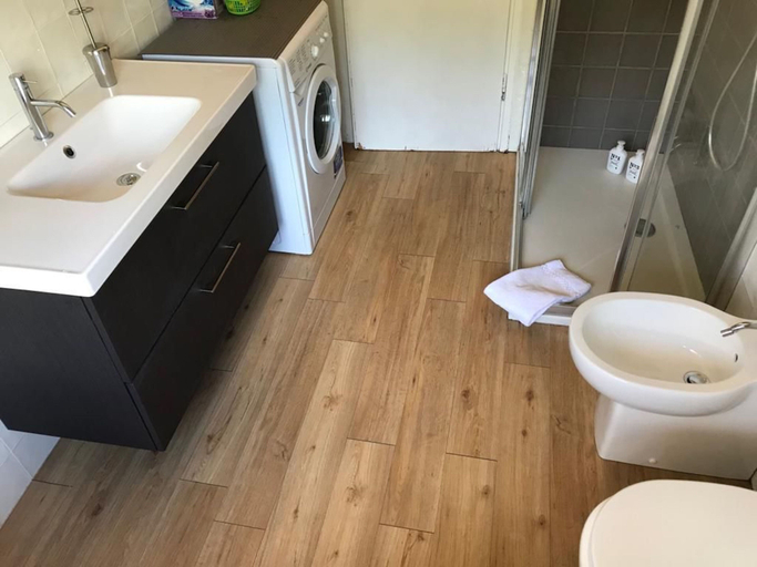 Bathroom 3, Scimiscia 2-bedroom Apartment with AC, La Spezia