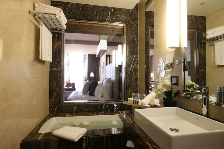Bathroom 4, Lancaster Plaza Beirut, Beirut