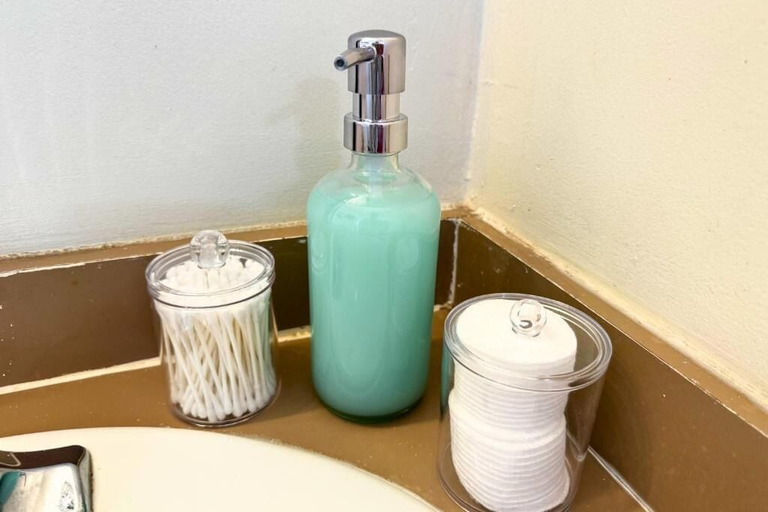 Bathroom amenities 5, Travelers Motel, Kane