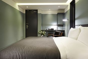 Others 2, 9 Brick Hotel, Mapo
