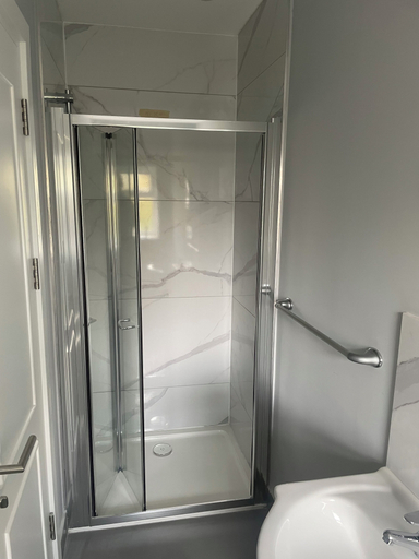 Bathroom 4, Regal Hotel, London