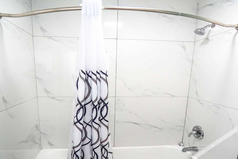Bathroom 3, Beyond Stay Hotel, San Bernardino