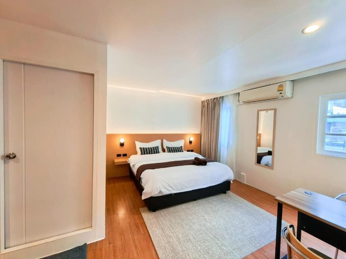 Room 2, Baan Rak, Wattana