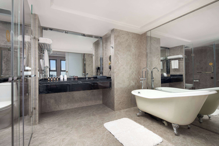 Bathroom 4, Days Hotel by Wyndham Beihai Haicheng, Beihai