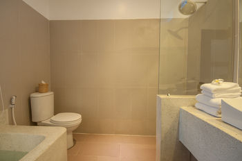 Bathroom 5, Landing Gold By Amatak, Siem Reap