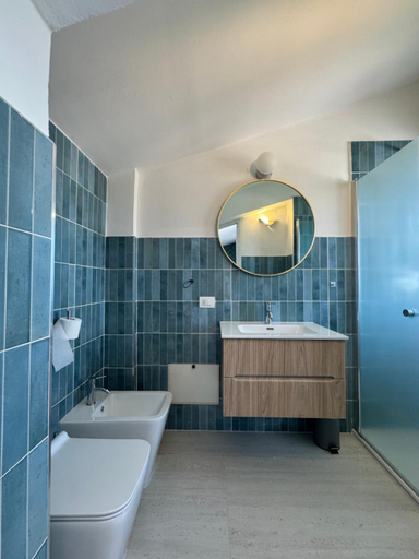 Bathroom 2, Ivy's house, Vibo Valentia