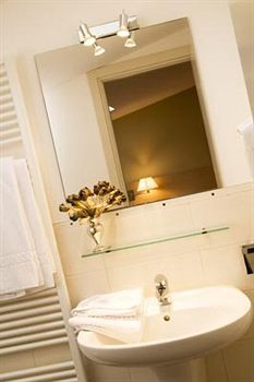 Bathroom 5, Hotel Main Street, Rimini