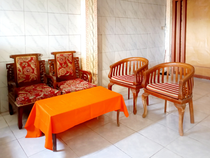 Lobby 2, RedDoorz @ Vera Guesthouse Alun Alun Kutoarjo, Purworejo