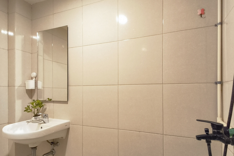 Bathroom 4, Studio with Good Location at Orchard Supermall Mansion Apartment By Travelio, Surabaya