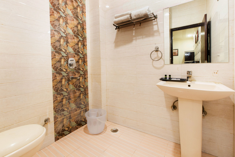 Bathroom, OPO THE ALPINO, Delhi