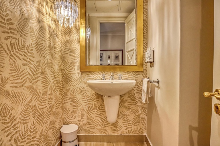 Bathroom 2, Luxurious Two-Bedroom Apartment, City of Johannesburg