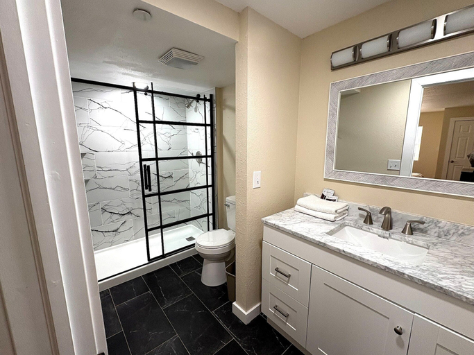 Bathroom 4, King Resort, Taney