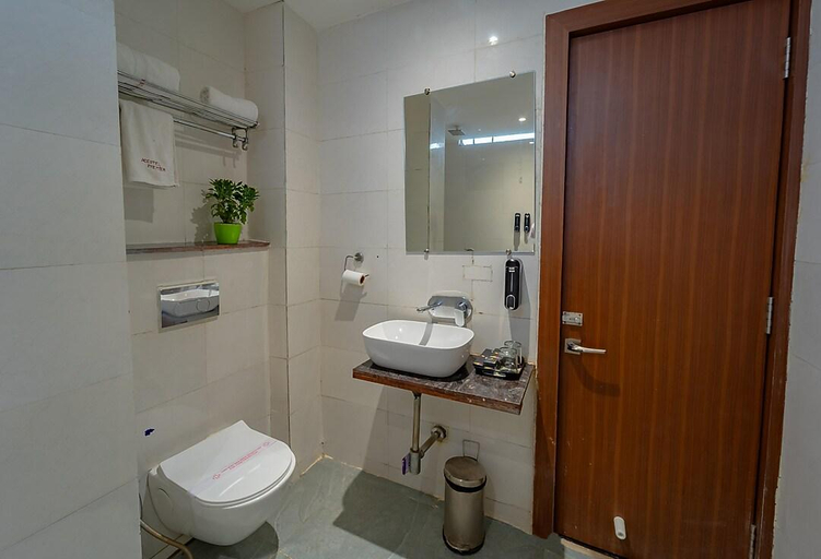 Bathroom 3, Aceotel Premier, Vijay Nagar, Indore