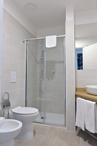 Bathroom 3, Hotel HE Roma, Roma