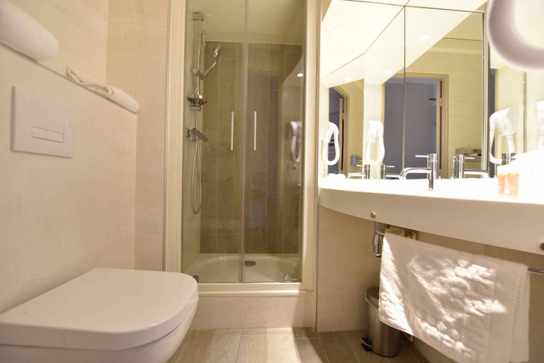 Bathroom 2, Relais St Eloi, Sure Hotel Collection by Best Western, Indre-et-Loire
