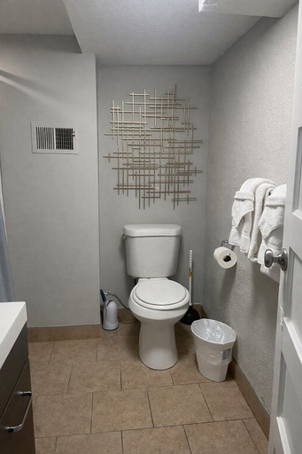 Bathroom, UNC Hideaway King Beds, Backyard & Bicycles, Weld