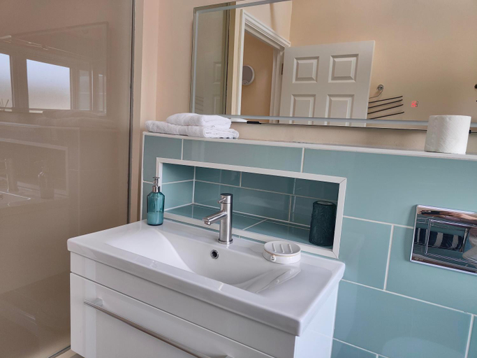 Bathroom 3, Clifton House O2 & Excel Rooms with private bathroom and Breakfast option, London