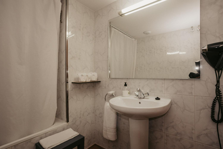 Bathroom 3, La Trobada Hotel Sport, Girona