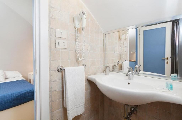 Bathroom 3, Via Giulia Apartments, Roma