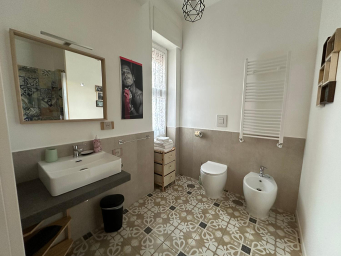 Bathroom 3, Edahouse, Salerno