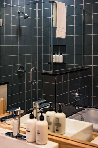 Bathroom 5, Hunter Lodge, a Bluebird by Lark, Greene