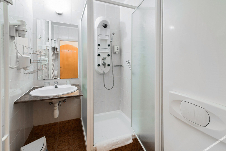 Bathroom, Hotel Barátság Hajdúszoboszló Superior, Hajdúszoboszló